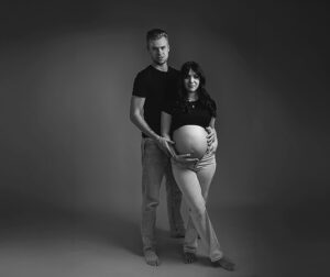 Zwanger stel tijdens zwangerschapsshoot in fotostudio in Leeuwarden
