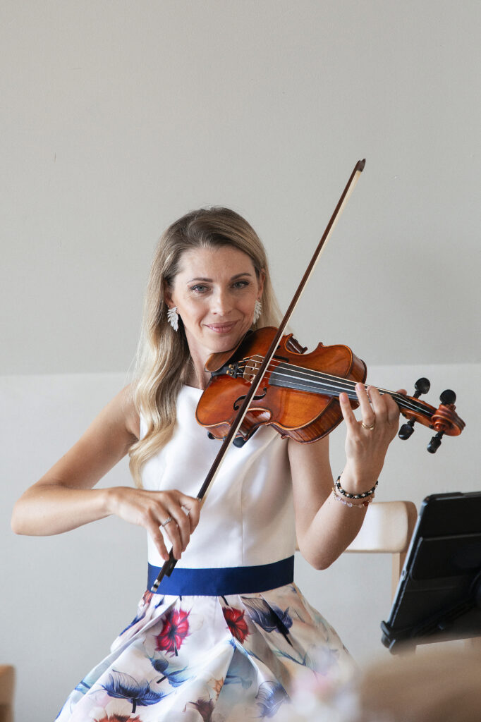 Violiste speelt live muziek tijdens trouwceremonie van Egbert en Shannah met het nummer A Thousand Years
