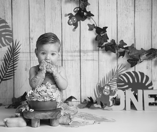 Zwart-witfoto van Redmer die smult van zijn taart tijdens een jungle cakesmash