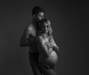 Intieme zwangerschapsshoot van een aanstaande moeder en haar partner in een zwart-wit foto, vastgelegd door Fotografe Christha in Leeuwarden.
