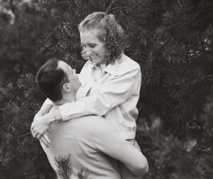 Maurice tilt Annelies, de foto is een header in het zwart en wit.