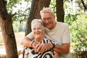 Opa en oma samen liefdevol op de foto opa omhelst oma.