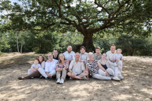 Grote familie zit onder boom in Bakkeveen
