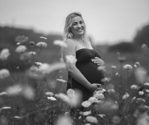 Zwangere vrouw in zwart-wit portretfoto tijdens shoot in natuurgebied in Leeuwarden
