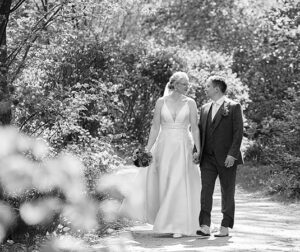 bruiloft Ingeborg en Thijs wandelen samen De Vijverberg Tytsjerk Friesland zwart wit