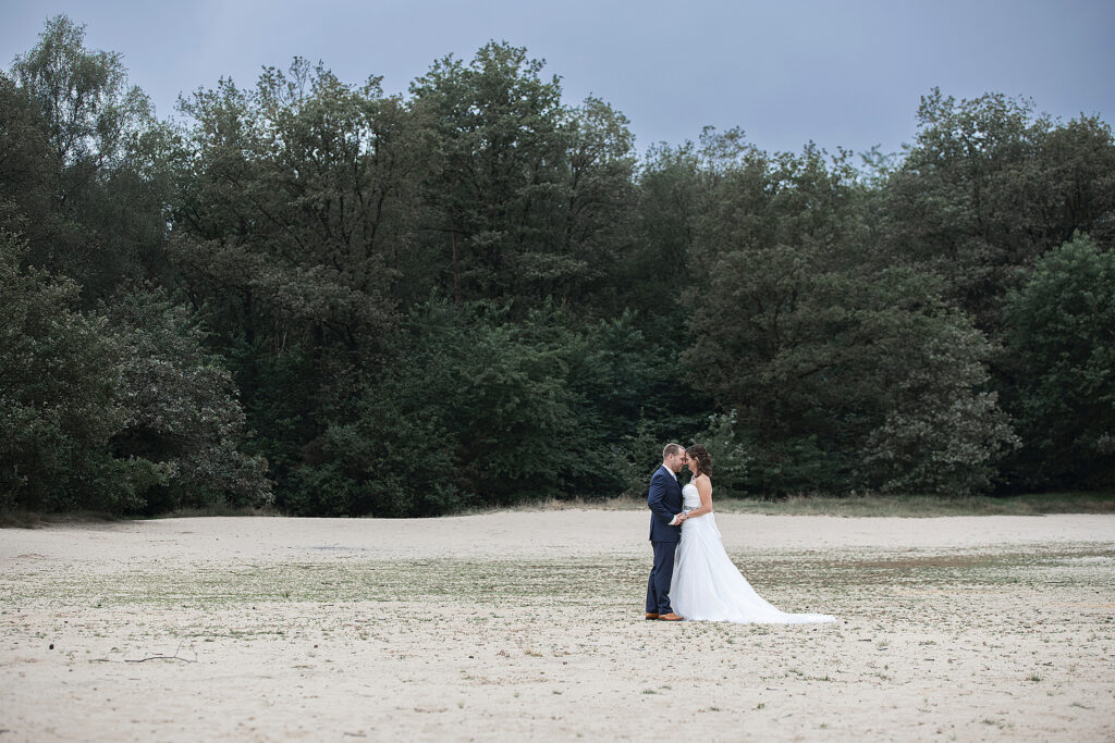 Intiem moment tussen koppel tijdens jubileum trouwfotoshoot