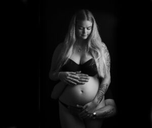 Pure zwangerschapsfoto van zwangere vrouw met focus op haar buik tijdens een zwangerschapsshoot in Leeuwarden.