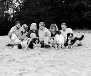 Familieleden samen tijdens een ontspannen fotoshoot in de natuur van Bakkeveen.