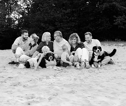Familieleden samen tijdens een ontspannen fotoshoot in de natuur van Bakkeveen.